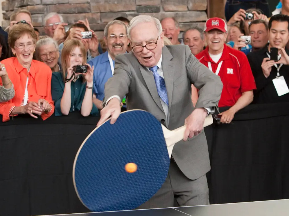 Warren Buffett jugando al ping pong en uno de sus juntas anuales de Berkshire Hathaway