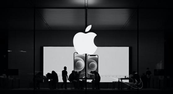 Apple retrasa un mes la vuelta a la oficina de empleados