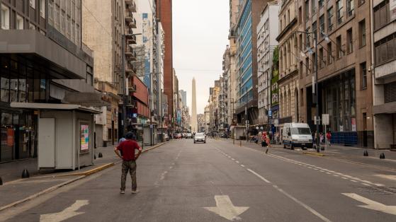 El peso argentino se derrumba, un 50% menos este año: USD/ARS