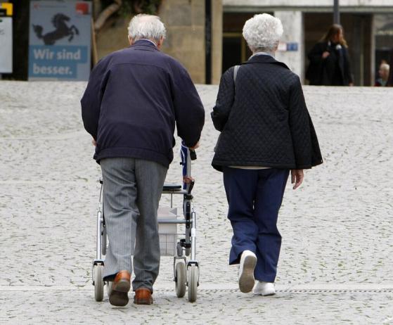 Las mujeres pueden vivir más tiempo, pero tienen una calidad de vida peor que la de los hombres, según un nuevo estudio