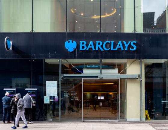 El regulador del Reino Unido acaba de prohibir al ex director ejecutivo de Barclays: más información