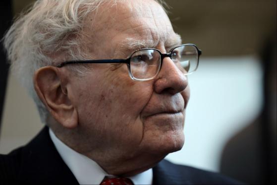 Buffett explica por qué ha recortado la inversión en Apple y da más poder a Greg Abel