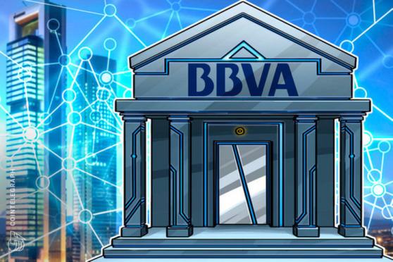 Presidente de BBVA dice que lo que destaca realmente es la tecnología blockchain, y además defiende su inversión en Coinbase