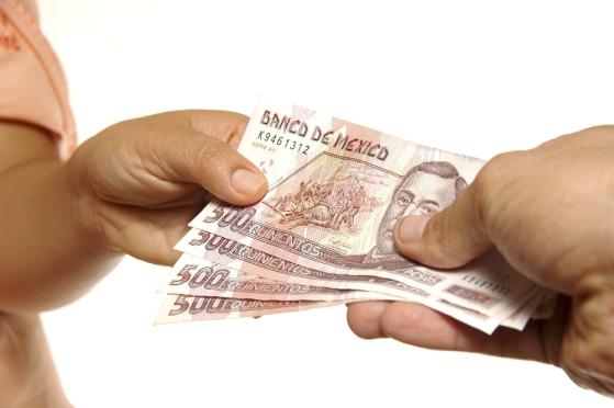 El peso mexicano fortalece su posición frente al dólar, acercándose a los 18 pesos