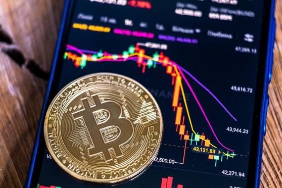 El breve máximo de 28,4 mil dólares de Bitcoin provoca liquidaciones por 110 millones de dólares; Kava e InQubeta se vuelven alcistas